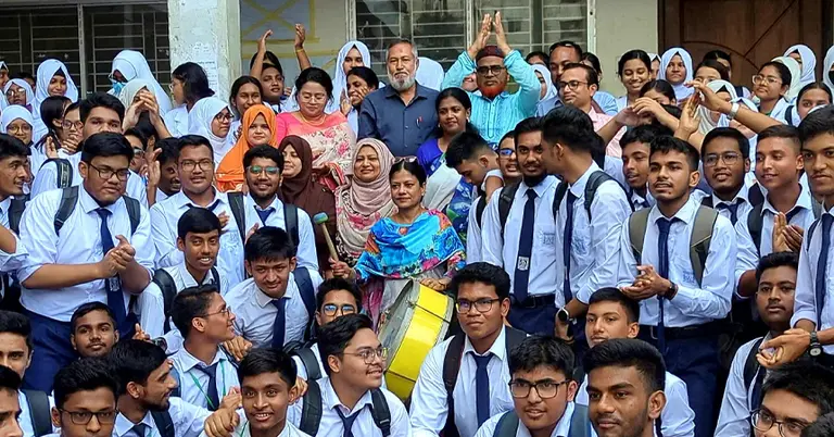 ফল ঘোষণার পর উল্লাসে ফেটে পড়ে শিক্ষার্থীরা